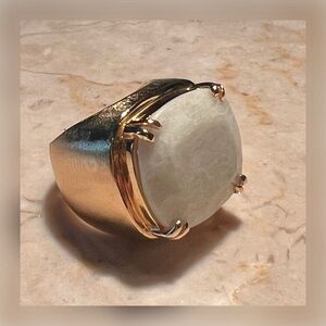 FACETED AGATE SQUARE SHAPED RING IN YELLOW GOLD